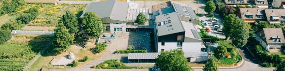 Luftaufnahme der Schule Uttigen